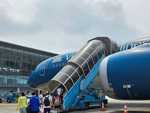 Giá vé máy bay bất ngờ giảm mạnh