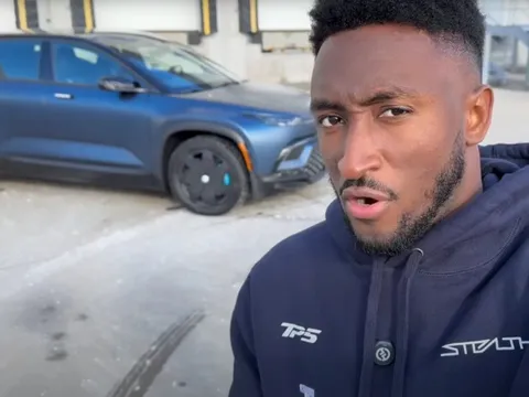 Bị YouTuber MKBHD chê bai là "chiếc xe tệ nhất từng đánh giá", cổ phiếu một hãng xe điện bay hơi 50%