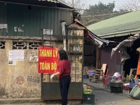 Hà Nội: Chợ Mai Động di dời gấp, tiểu thương cuống cuồng xả hàng với giá rẻ bèo