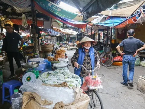 Hà Nội: Chợ Mai Động đóng cửa đột ngột, tiểu thương giảm giá 90% để thanh lý hàng