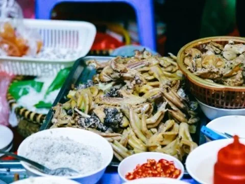 Quán bún ngan nổi tiếng Hà Nội mắng khách như tát nước vào mặt gây tranh cãi: Thời đại nào rồi còn kiểu "miếng ăn là miếng nhục"?