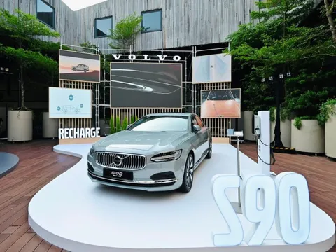 Volvo ra mắt S90 Recharge tại Việt Nam, mẫu ô tô "uống xăng” ít hơn cả xe máy, giá gần 3 tỷ đồng