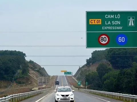 Đề nghị quy định đường cao tốc tối thiểu phải 4 làn xe