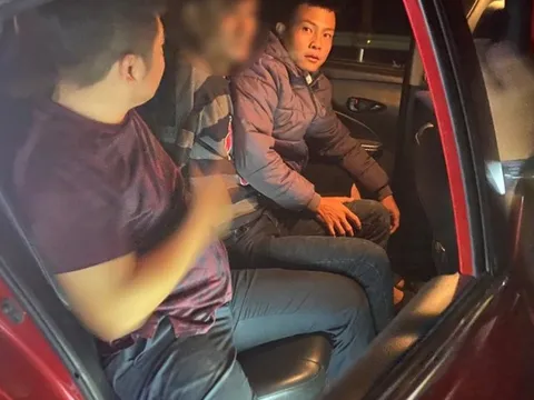 Lâm Đồng: Khống chế nam thanh niên lao vào xe ô tô đòi tự tử