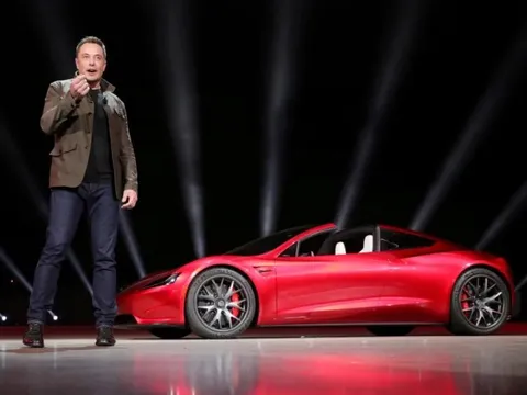 Elon Musk: Chiếc Tesla tiếp theo sẽ "không chỉ đơn giản là một chiếc xe", sử dụng công nghệ tên lửa của SpaceX và có thể... bay?