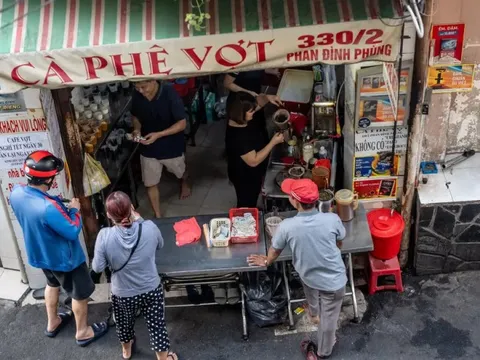 Phóng viên báo New York Times gọi Việt Nam là "gã khổng lồ" cà phê ở Đông Nam Á, quyết tâm rong ruổi khắp TP.HCM tìm ra 7 quán có hương vị tuyệt vời nhất