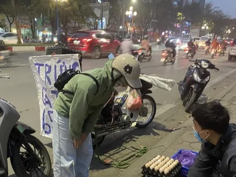 Trứng gà rẻ 'chưa từng có' bán đầy Hà Nội
