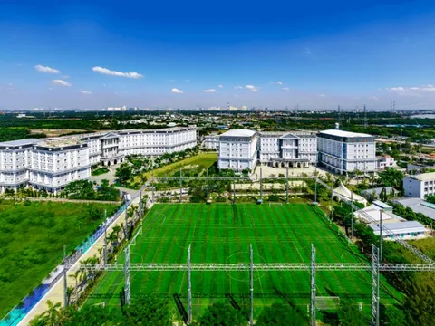 Ai đứng sau trường quốc tế có học phí lên đến 725 triệu/năm vừa tạm cho học sinh nghỉ học vì 95% giáo viên không đi dạy?