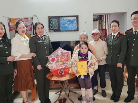 Phụ nữ Công an Thanh Hóa “mẹ đỡ đầu” nâng bước mảnh đời bất hạnh