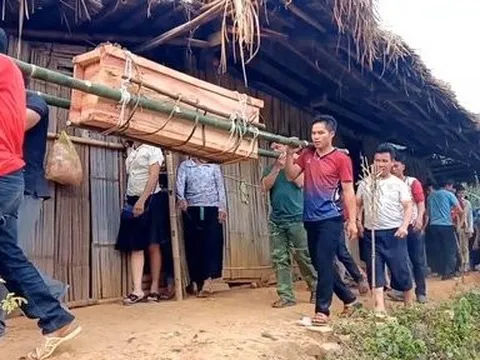Ông Lầu Minh Pó vận động người Mông đưa người chết vào quan tài