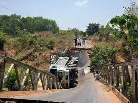 Bình Phước: Xe tải chở cát gây sập cầu dân sinh