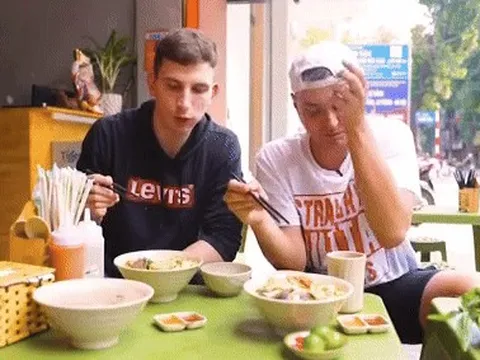 Cháo lòng nằm trong danh sách "tệ nhất" nhưng ra mà xem các vị khách Tây "mê" món ăn này thế nào!