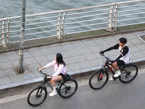 Nắng lên, dịch vụ cho thuê xe đạp ở hồ Tây sôi động, thu tiền triệu mỗi ngày