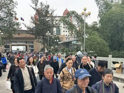 Mỗi ngày hàng vạn khách Trung quốc nhập cảnh qua Móng Cái