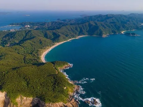 Phát hiện hòn đảo là “viên ngọc ẩn” vùng Đông Bắc ít người biết: Cách Hà Nội hơn 200km, du khách còn có thể đi bộ giữa biển