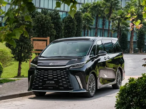 Lexus LM 2024 ra mắt Việt Nam: Giá từ 7,29 tỷ, có bản 4 chỗ cho chủ tịch, màn hình khủng 48 inch, như căn hộ di động