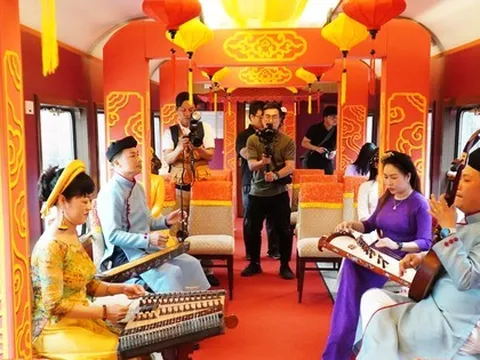Có gì bên trong đoàn tàu chạy cung đường du lịch đẹp nhất Việt Nam?