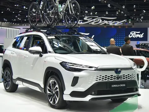 Ảnh thực tế Toyota Corolla Cross 2024: Thiết kế kiểu xe điện, thêm nhiều tiện nghi hiện đại, sắp về Việt Nam làm khó CX-30