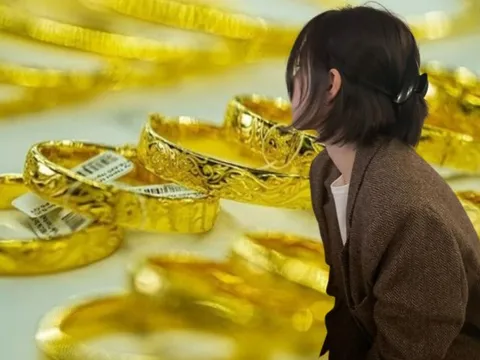 Được mừng cưới 1 cây vàng giá 35 triệu đồng từ 7 năm trước, giờ có nên mừng lại bạn phong bì 35 triệu đồng?