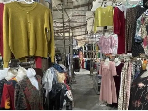 Chợ truyền thống ở Hà Nội đìu hiu, tiểu thương cả ngày bán được vài bộ quần áo