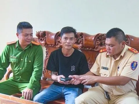 Lâm Đồng: CSGT trao lại tài sản bị mất cho du khách đánh rơi