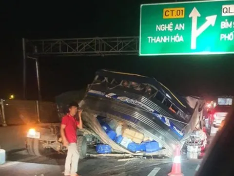 Xe tải nổ lốp gây tai nạn trên cao tốc Mai Sơn - Quốc lộ 45