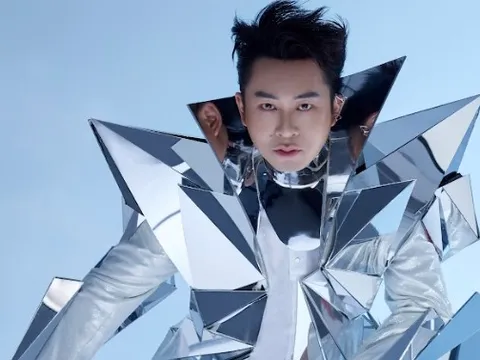 Nghệ sĩ U50 có phong cách "độc, lạ, quái" bậc nhất showbiz Việt: Tự làm khó mình để sáng tạo, hát hit của đàn em "kẻo già mất"