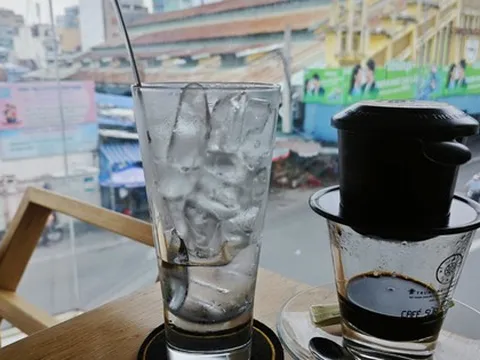 Lý do người Việt vẫn “đi cà phê” mỗi ngày bất chấp kinh tế khó khăn?