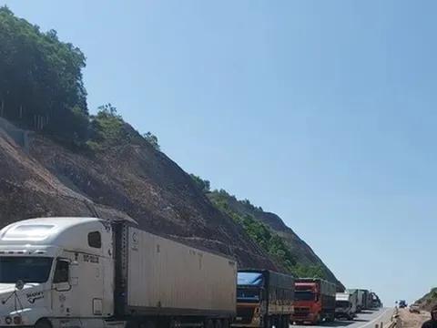 Đề xuất cấm một số loại xe đi cao tốc Cam Lộ - La Sơn