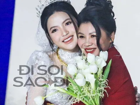 Mẹ Quang Hải trao 3 chiếc kiềng vàng cho Chu Thanh Huyền trong ngày cưới, hạnh phúc ôm chầm lấy con dâu