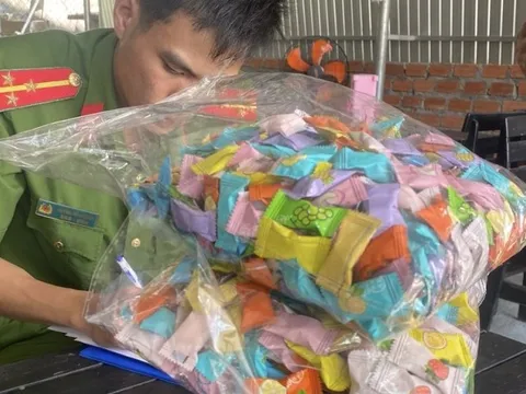 Quảng Ngãi: Hàng chục học sinh nghi bị ngộ độc sau khi ăn "kẹo lạ"