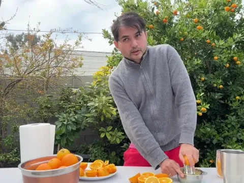 Nam diễn viên định cư ở Mỹ: Không uống nước cam ngoài tiệm, dành tiền mua quà cho trẻ mồ côi ở Việt Nam