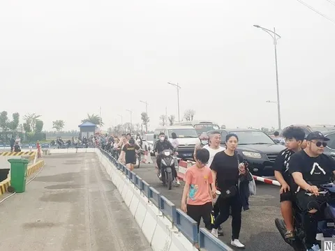 Hải Phòng: Bến phà Đồng Bài ra đảo Cát Bà ùn tắc dịp cuối tuần