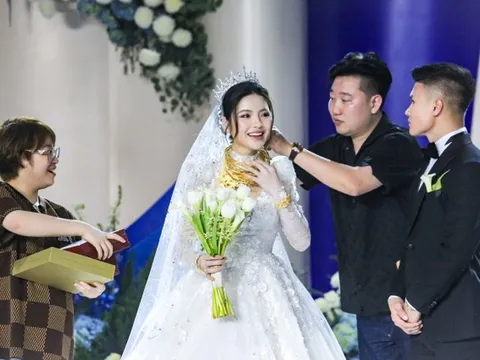 Không phải ruột thịt Chu Thanh Huyền và Quang Hải vẫn được vợ chồng này trao sương sương 6 cây vàng trị giá nửa tỉ đồng ngày cưới