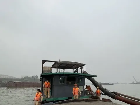 Cát tặc trên sông Hồng ‘30 phút hút đầy cát 2 khoang tàu’