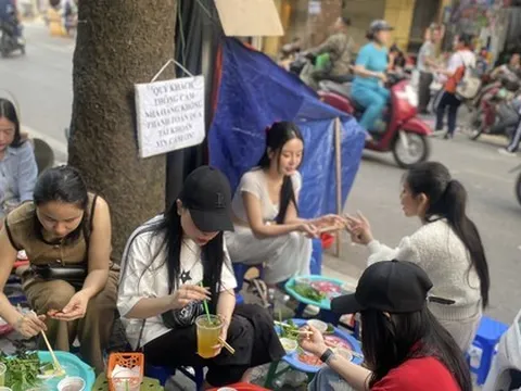 Khách xếp hàng ăn món mỗi năm chỉ có một lần ở Hà Nội