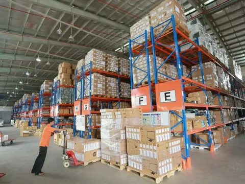 "Ông trùm" bán buôn hàng ICT Digiworld lên kế hoạch doanh thu kỷ lục đi kèm lợi nhuận tăng 38% cho năm 2024, trả cổ tức tỷ lệ 35% bằng tiền và cổ phiếu