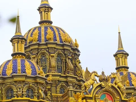 Nườm nượp check-in tòa lâu đài 'dát vàng' của đại gia kinh doanh phế liệu