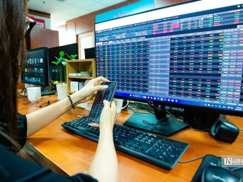 Lăng kính chứng khoán 2/4: Có nên tranh thủ chốt lời?