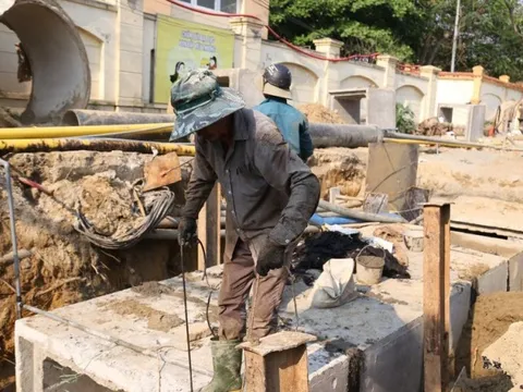 Người dân xứ Nghệ vật vả mưu sinh dưới cái nắng hơn 40 độ C