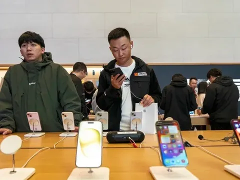"Tôi không dùng iPhone đâu, lạc hậu rồi" - Người Trung Quốc chê bai: Giờ cầm điện thoại này mới là sang!