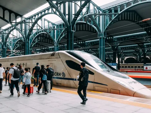 Khách Việt choáng với dịch vụ trên chuyến tàu 300km/giờ của Trung Quốc: "Hài lòng từ đầu đến chân!"