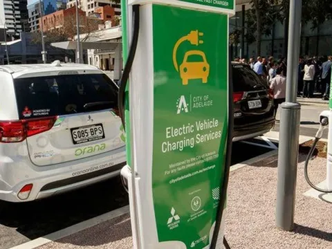 Có nên phạt nặng chủ xe xăng đỗ vào chỗ sạc xe điện và phạt cả chủ xe điện đỗ vào trạm nhưng không sạc?