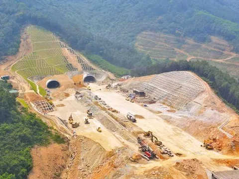 Hầm nghìn tỷ xuyên núi trên cao tốc Bắc - Nam trước ngày về đích