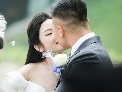 Quang Hải và Chu Thanh Huyền lộ diện ở tiệc cưới ngoài trời, khóa môi cực tình cảm, visual cô dâu gây chú ý