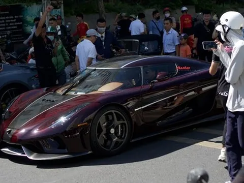 Hoàng Kim Khánh tự cầm lái Koenigsegg Regera ra đường sau 2 năm chờ sửa chữa, người dân Nha Trang hiếu kỳ bủa vây xung quanh