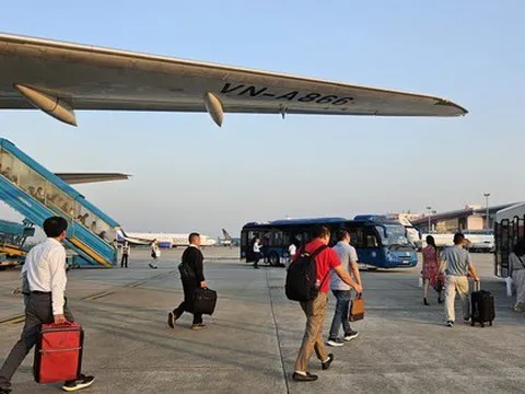 Giá vé máy bay dịp lễ 30-4 cao chót vót, nhiều chặng giá “phỏng tay” nhưng hết vé