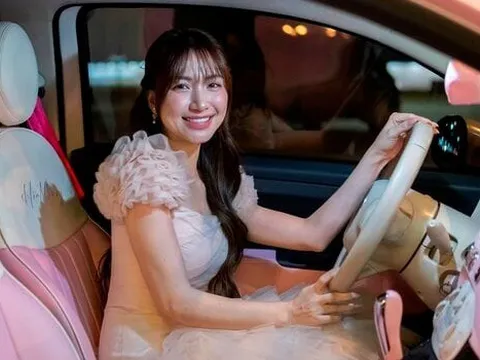 'Soi' xe Fiat 500 mới tậu của Hòa Minzy