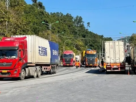 Nông sản Việt ùn ùn qua cửa khẩu Lạng Sơn xuất Trung Quốc