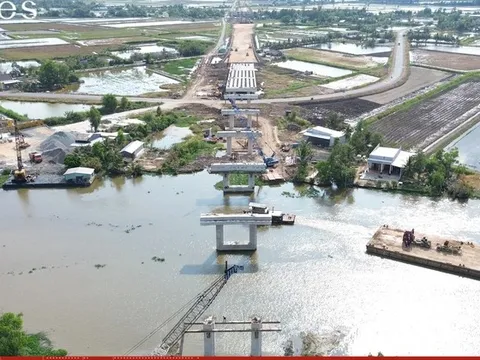 Hơn 1.000 công nhân thi công trên cao tốc Cần Thơ – Cà Mau dưới cái nóng như “đổ lửa”